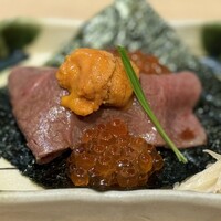日本焼肉はせ川 表参道店 - 和牛の握り 雲丹とこぼれいくら