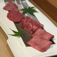 日本焼肉はせ川 表参道店 - 黒毛和牛タン
                極上ハラミ
                松阪牛とうがらし
                雪降り和牛友三角