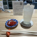 辻堂餃子店 - お通しの「甘酢トマト」と「ライチソーダ」