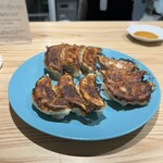 辻堂餃子店 - 手前から「丸かわ餃子」奥「ﾏｯｼｭﾙｰﾑ餃子」右「玉ねぎ餃子」