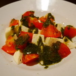 谷塚バル - 201408イタリア産モッツァレラとフレッシュトマトのサラダ￥700