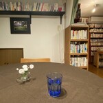 スローダウン - 白いお花とグラスと本たち