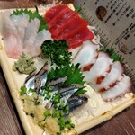 『刺し盛り（本マグロ、青森平目、さんま、タコ）』