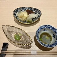 鮨 華 - お漬物の盛り合わせ、そら豆の翡翠和え、うるいのれそれのうるいポン酢がけ