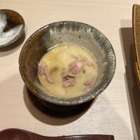 鮨 華 - ホタルイカの茶碗蒸し 桜餡がけ