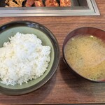 焼肉天国赤坂 - 定食のご飯と味噌汁