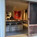 タイ料理 みもっと - 奥のピンクの壁が印象的な落ち着いた店内。