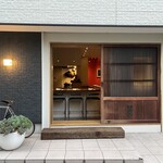 タイ料理 みもっと - 引き戸を開けると、スタイリッシュな空間が広がります。