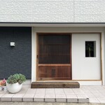 タイ料理 みもっと - 重厚な引き戸が印象的なエントランス。
