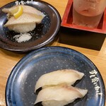 すし食いねぇ！ - 手前の白身は六角。聞いたことないので頼んだ。あっさりコリっとしてる。後半に頼む魚じゃなかった…
