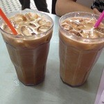 中國冰室 - アイスティーとアイスコーヒーどちらもHK16＄ミルクと砂糖は入った状態で出てきた。美味しかったです。