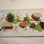 銀座 レカン - 妻の二皿目の前菜フォアグラと苺のトーション仕立て。きれいですね。