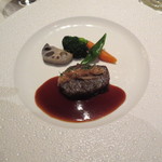 銀座 レカン - ビーフイーターの妻のメインは短角牛のロースト、エシャロットのコンディマンと赤ワインソース。