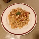 サングリア - 料理：スパゲティペスカトーレ