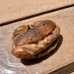 メゾン ムラタ - オリーブ粒マスタードドッグ ¥360