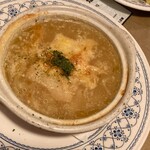 サングリア - 料理：オニオングラタンスープ
