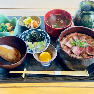 昼限定の一皿や伊勢志摩の味覚が味わえる特別な会席料理もご提供
