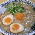 丸源ラーメン - 肉そば 半熟煮玉子入り(810円 税込)
