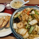 満洲園 - かた焼きそばと餃子のセット