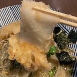 越前蕎麦 見吉屋 - 揚げ餅が意外に大きくて結構なボリュームです！揚げ餅とサッパリしたおろしそばが相性良し！