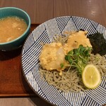 越前蕎麦 見吉屋 - おろしもちそばは、そばの上に、かいわれ大根、刻み海苔、レモン、そして揚げ餅が2個乗っています。