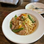 トラットリア ラ・カンパァーナ - 仔羊の肉のパスタ。豆がアクセントになりグッド