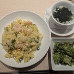 鼎泰豐 新宿店 - 定番の海老チャーハン。ランチセットにはスープ、サラダと、小籠包4個付いてきました