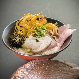 鯛の旨みがふんだんに感じられる【鯛白湯そば】