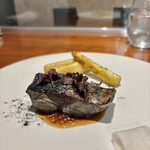 馳走西健一 - 墨を纏わせた鯖、マスタードソース、蕪のマリネ、静岡アスパラ、黒いのはニンニクパウダー
      鰆の中レアで弾力あり美味しい。炭の香りが付いてます。