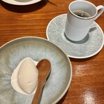 馳走西健一 - ミルクアイス、蜂蜜(広島日本ミツバチから)この蜂蜜はかなり高級品のようです！