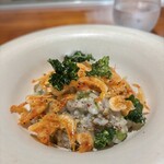 馳走西健一 - 桜エビ素揚げ、もち麦と玄米リゾット、ケール、フリーズドライの梅干し