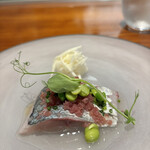馳走西健一 - アジマリネ、レッドオニオンドレッシング、カブマリネ、桜エビオイル　アジの身に弾力あります