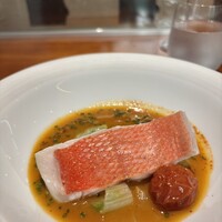 馳走西健一 - 生き締め金目鯛、焼きレタス、トマト、ブイヤベース仕立て
