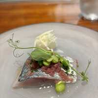 馳走西健一 - アジマリネ、レッドオニオンドレッシング、カブマリネ、桜エビオイル　アジの身に弾力あります