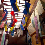 Kyoudo Shutei Ganso Robata - 天井には、お客さんが書いた短冊が飾られる