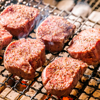 見た目も迫力満点！厚切りの牛タンを備長炭で焼いた《極み定食》