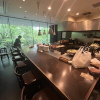 キャトルラパン - カウンターとテーブル席がある