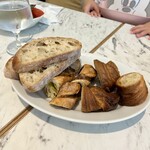 RITUEL Brasserie & Cafe - 左からカンパーニュ、ピスタチオデニッシュ、クロワッサン