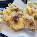たぬき庵 - タコ、キャベツ、玉ねぎ、桜えびのかき揚げ