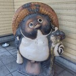 たぬき庵 - 入口の可愛いたぬき