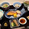 こめ田心 - お昼ごはん(税込2,500円)
①ヨコワ②勘八③鮭④ハーブサラダ⑤白和え⑥胡麻豆腐⑦高宮鶏&竹の子、若布餡掛け⑧もずく酢⑨豚肉カレー味噌⑩出汁巻き玉子⑪薩摩芋天麩羅⑫白ご飯⑬お味噌汁⑭香の物