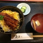 天えい - うなぎ丼（上方から）