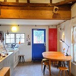 NABO - 白、青、赤の印象的な窓辺