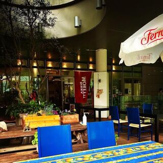 春夏のランチは、広々したテラス席が人気です。