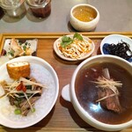 叙序圓 - ■薬膳スープ＋お粥のセット　1300 　・肉きのこ粥  　・よだれ鶏 　・干し豆腐のサラダ 　・ラー油漬けきくらげ
