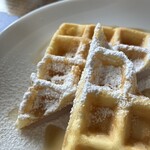 カフェ シエスタ - 卵と乳製品を一切使用していない「豆乳ワッフル」。サクサク！