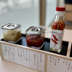 清井商店 - 卓上のコーレーグース、豆板醤、にんにく