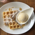 カフェ シエスタ - まんまるアイス、大きくて嬉しい！甘くて冷たくて、おいしい！