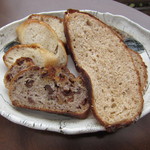 しぜん酵母と石窯ぱん bunga - セットの「パンの３種盛り合わせ」です。