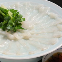 『てっさ』は薄く切り、食感を楽しむふぐの王道料理です